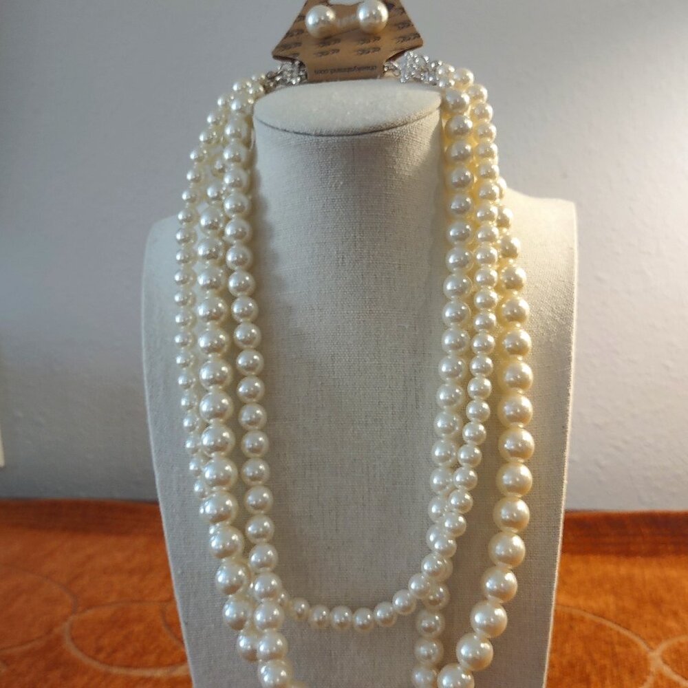 Cheekys NWT Faux Graduated Pearl Three Strand Necklace Earrings Set Bead 18-24"